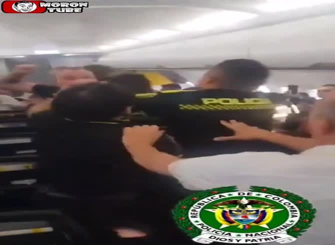 Video :An escorted police officer is struck by a deported passenger